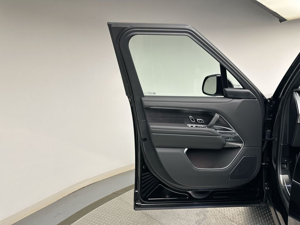 New 2026 Santorini Black Land Rover SE image 9
