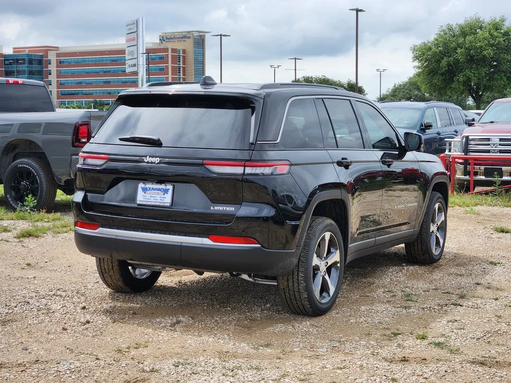 New 2026 Diamond Black Crystal Pearl-Coat Exterior Paint Jeep Limited image 3