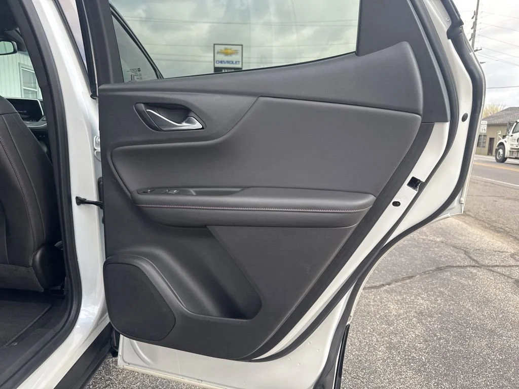 Used 2022 Iridescent Pearl Tricoat Chevrolet RS image 20