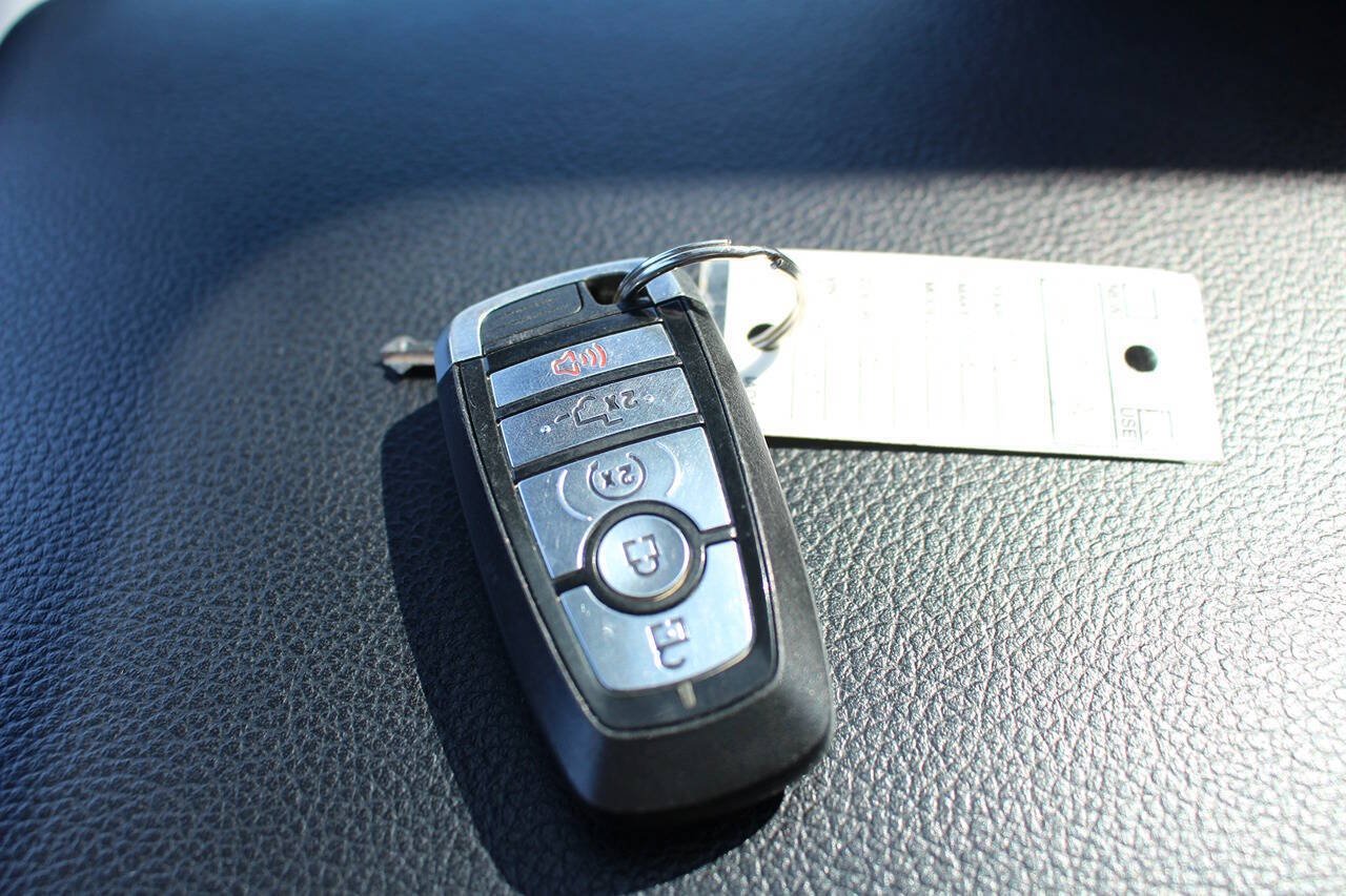 Used 2018 Magnetic Ford Lariat 4x4 4dr SuperCrew 5.5 ft. SB image 17