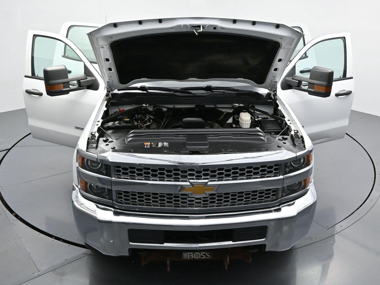 Used 2019 SUMMIT WHITE Chevrolet WT image 40
