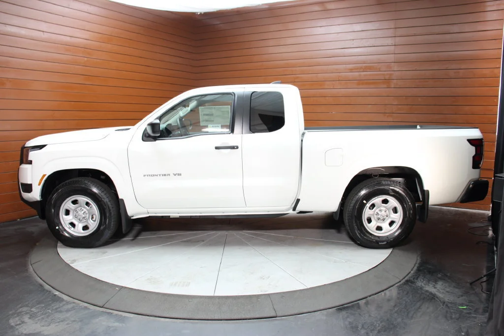 New 2027 Glacier White Nissan King Cab® S image 22
