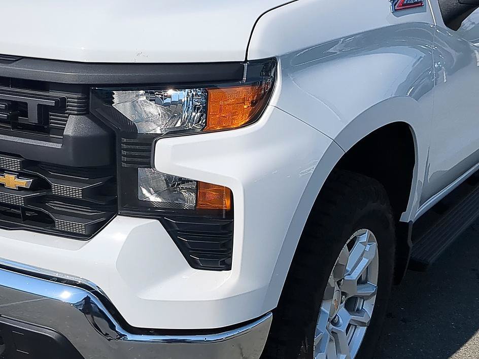 New 2026 Summit White Chevrolet WT image 9