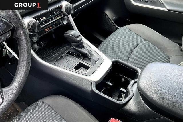 2022 Toyota RAV4 LE - Photo 17