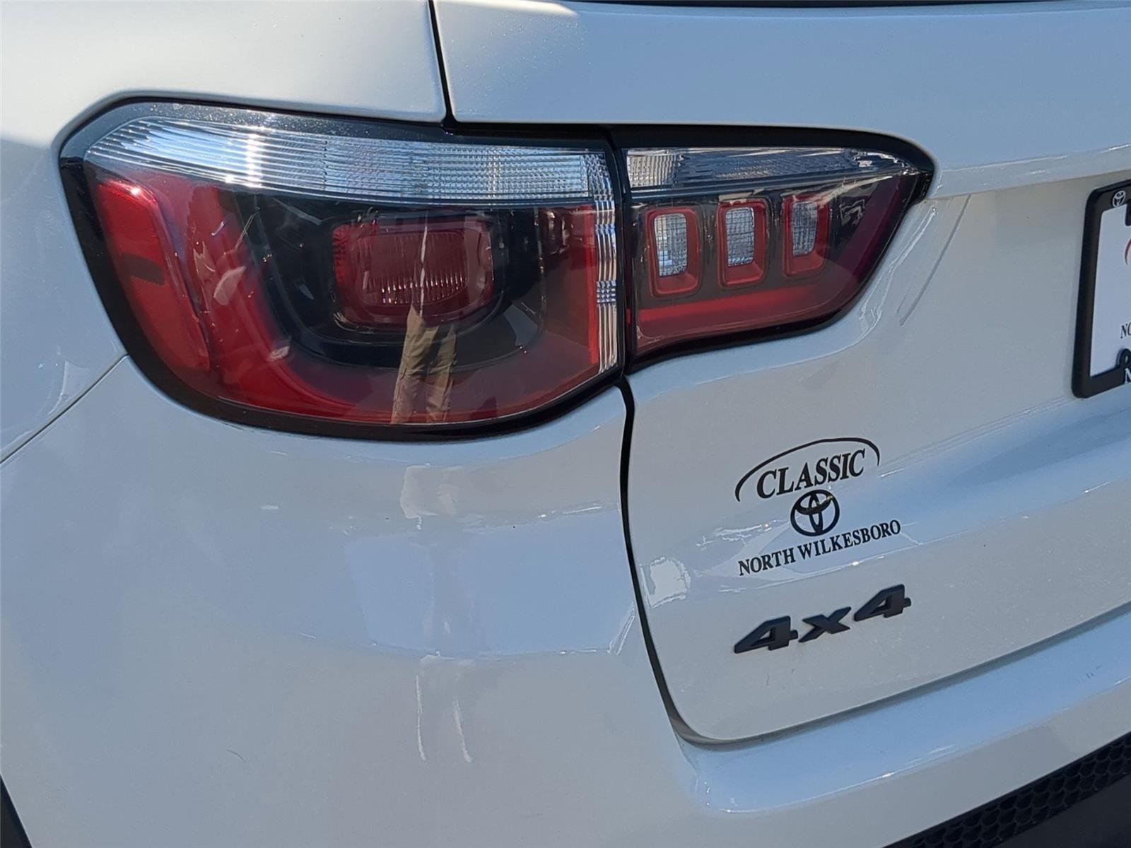 Used 2019 White Clearcoat Jeep Trailhawk image 12