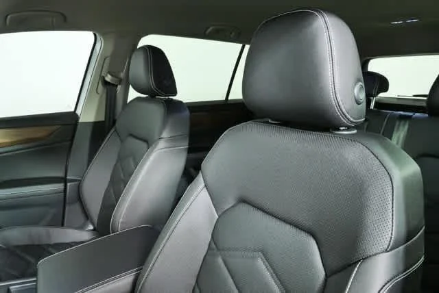 New 2026 Opal White Pearl Volkswagen 2.0T SE image 5