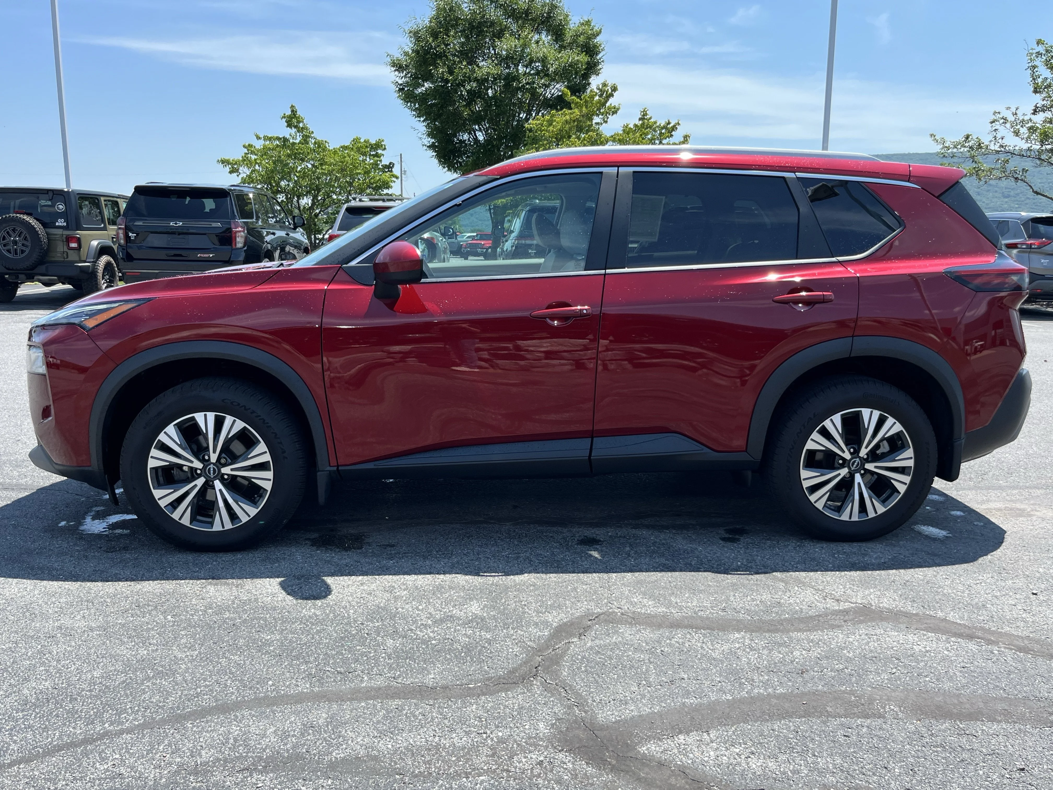 Used 2023 Scarlet Nissan SV image 10