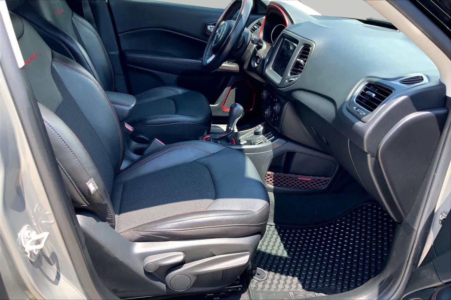 Used 2020 Sting-Gray Clearcoat Jeep Trailhawk image 9