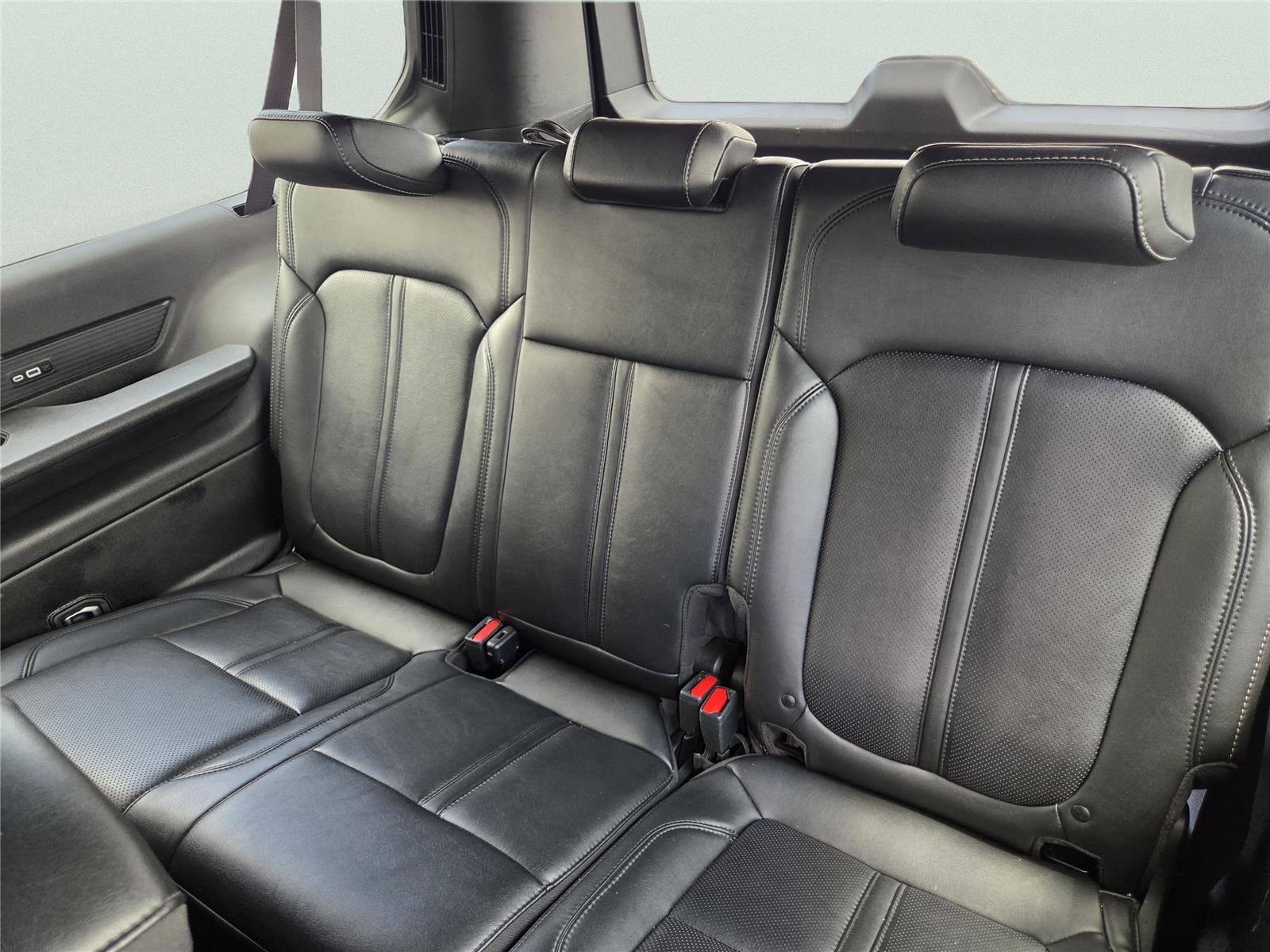 Used 2024 Diamond Black Crystal Pearlcoat Jeep Series III image 20