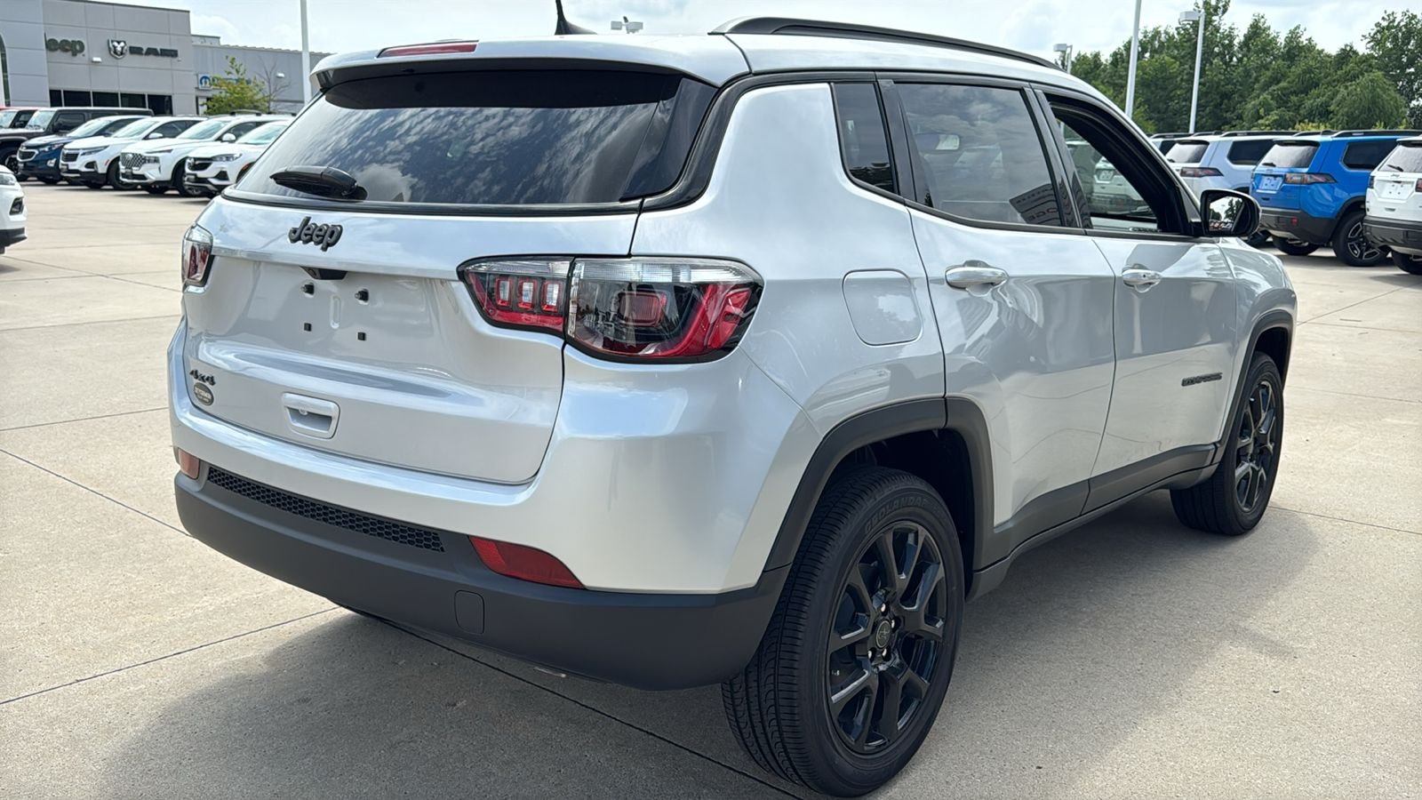 New 2026 Silver Zynith Metallic Clearcoat Jeep Latitude image 14