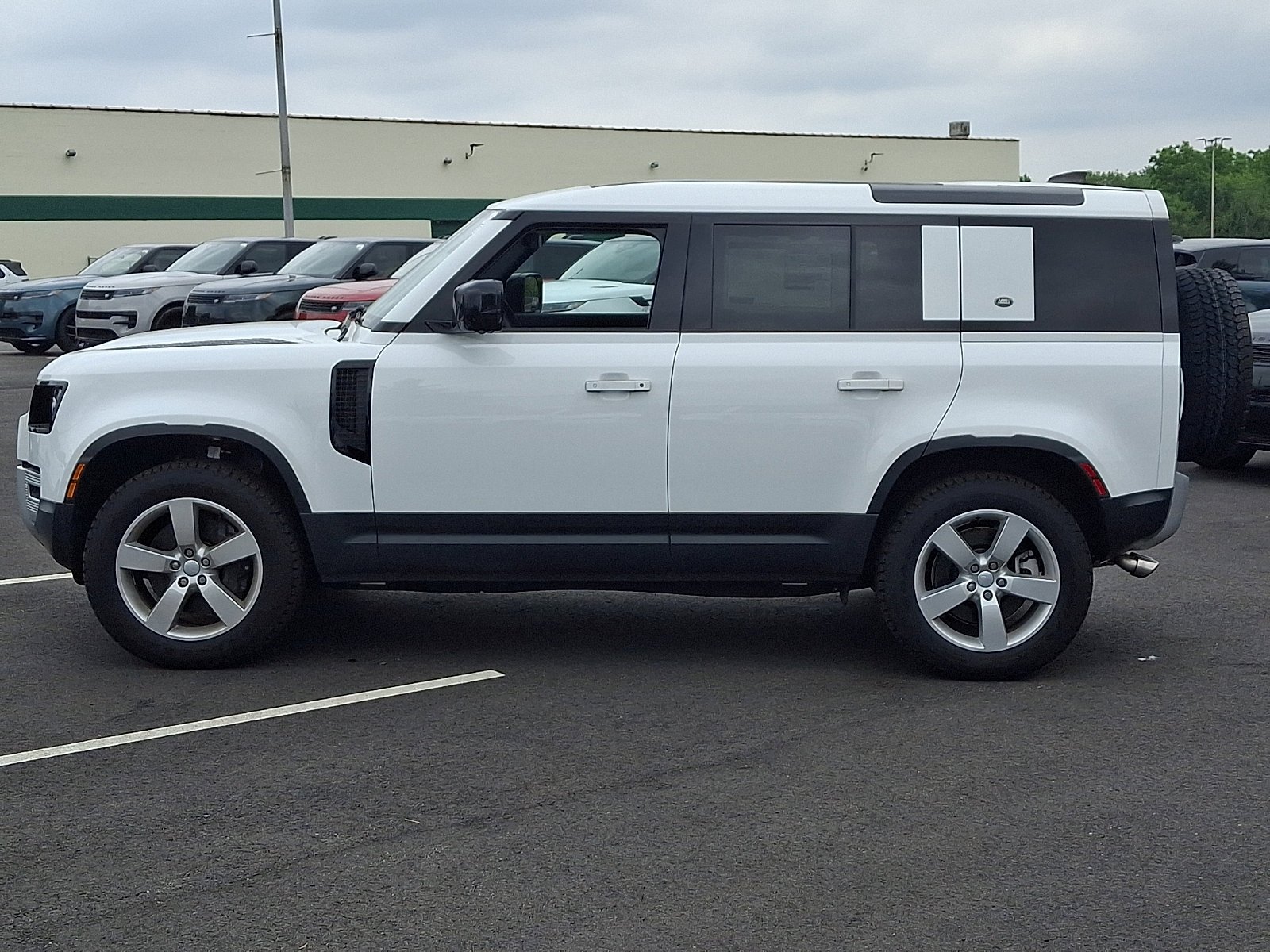 Used 2024 Fuji White - 1AA Land Rover SE image 8