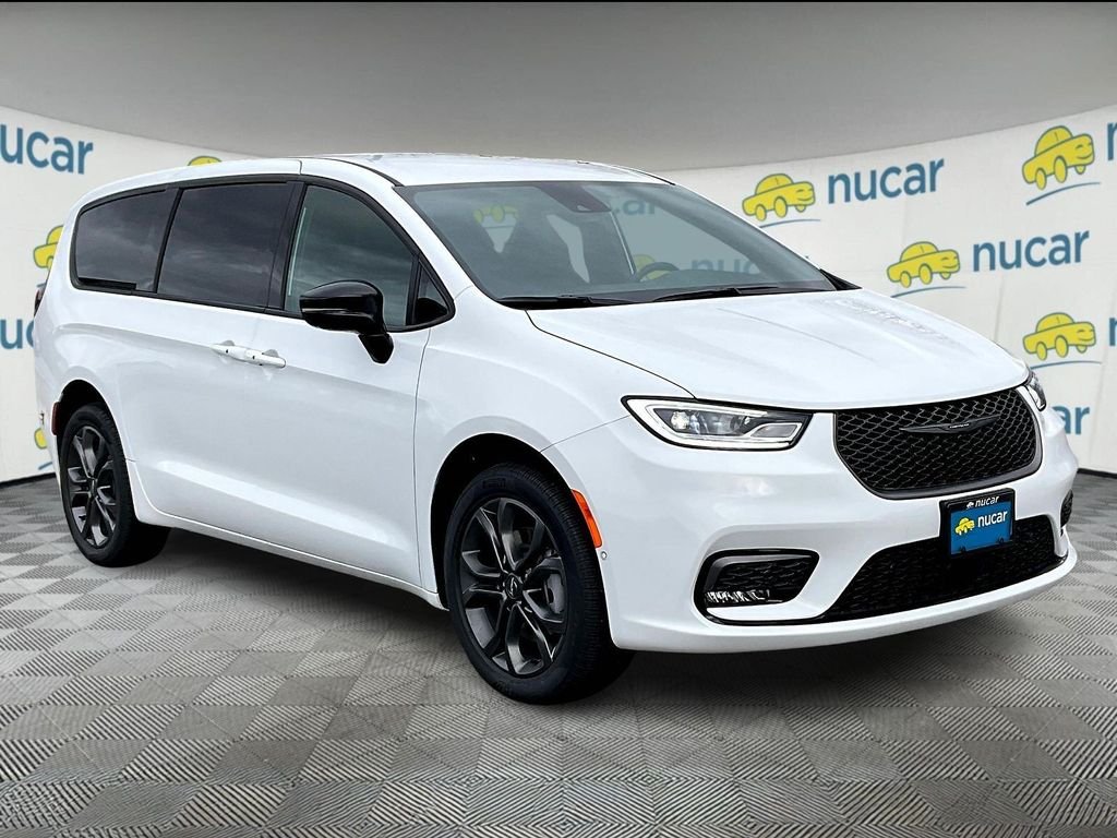 2026 Chrysler Pacifica Select AWD's photo