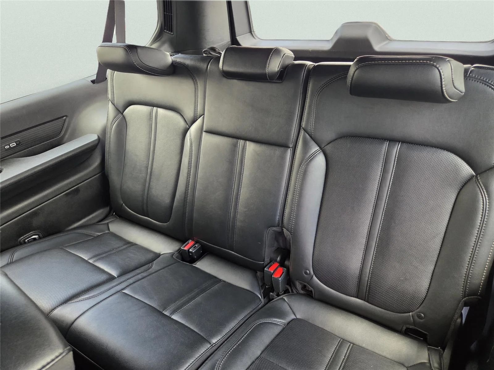 Used 2024 Diamond Black Crystal Pearlcoat Jeep Series III image 20