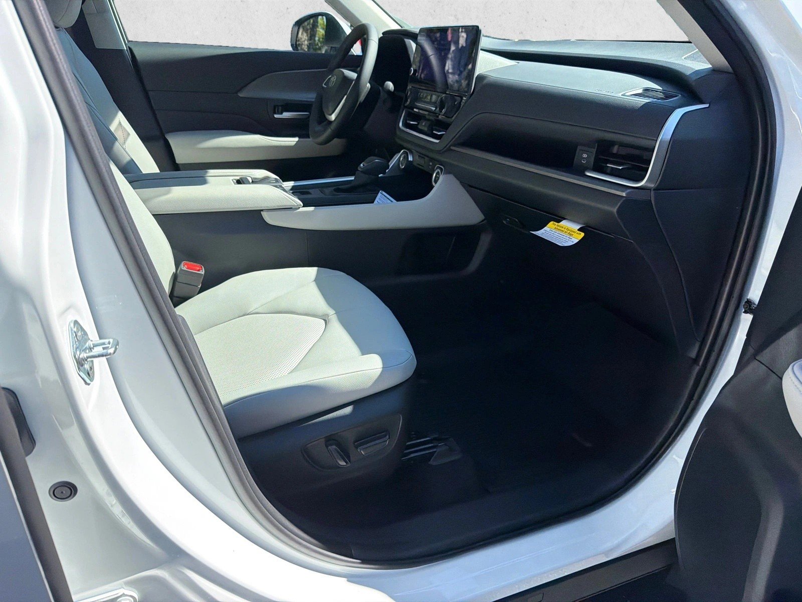 New 2026 Wind Chill Pearl Toyota XLE image 13