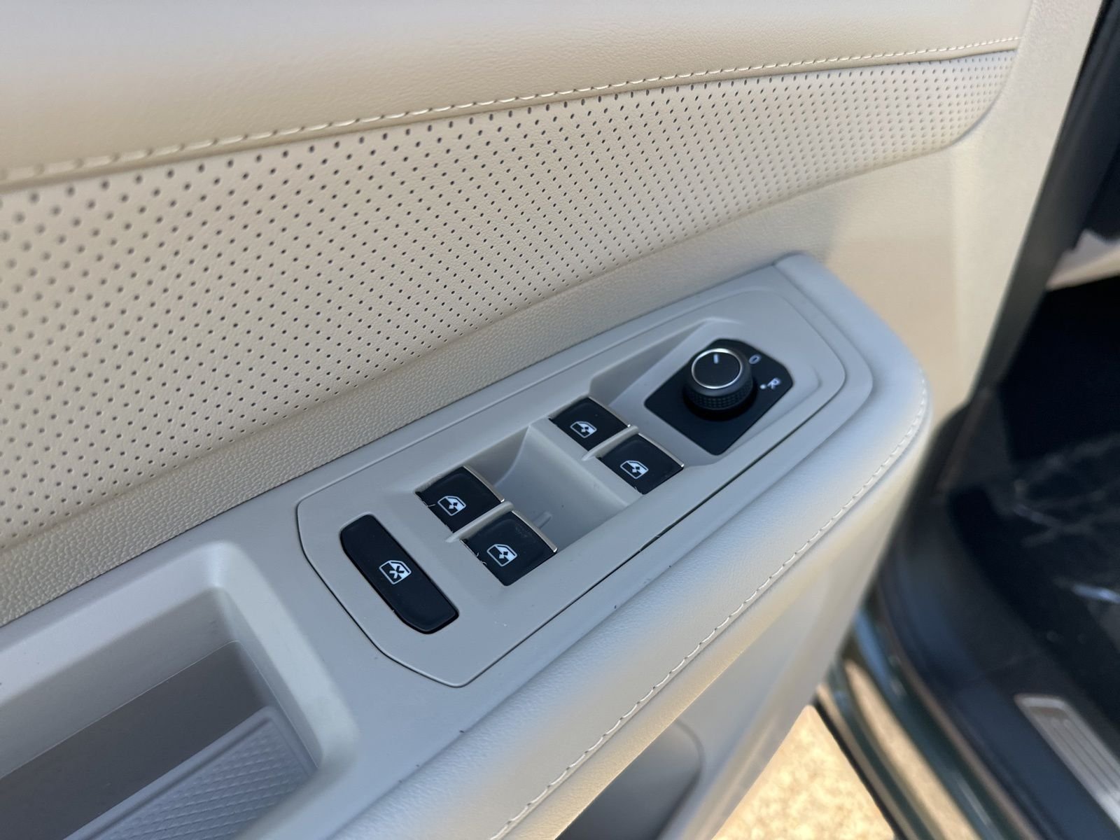 New 2026 Green Volkswagen 2.0T SE w/Technology image 17