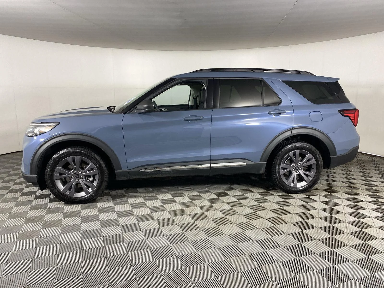 Used 2025 Vapor Blue Ford Active image 4