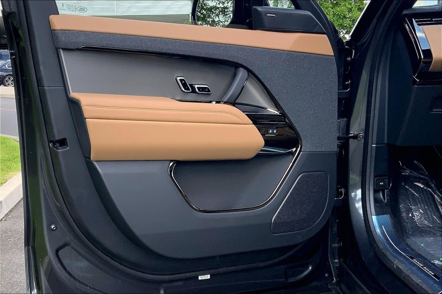 New 2027 Carpathian Grey Land Rover SE image 10