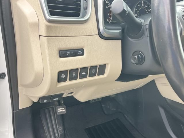 Used 2023  Nissan Platinum image 31
