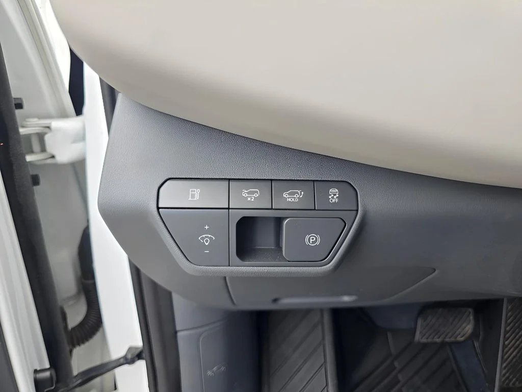 Used 2024 Snow White Pearl Kia Land image 24