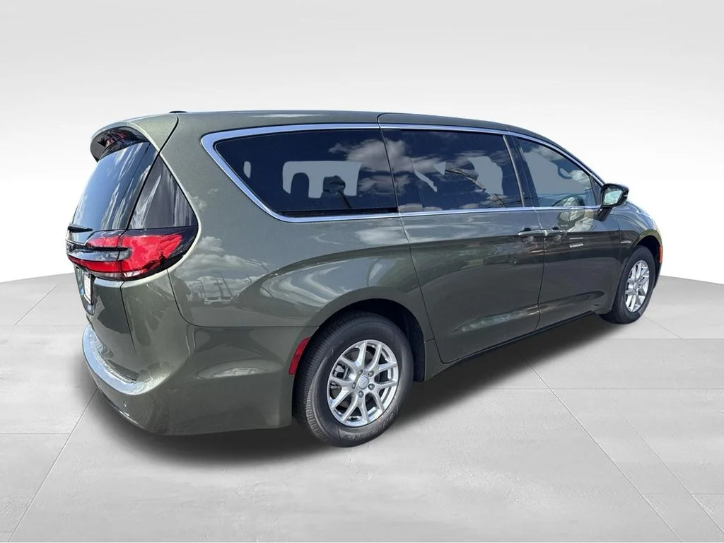 New 2027 Olive Green Pearl-Coat Exterior Paint Chrysler Select image 3