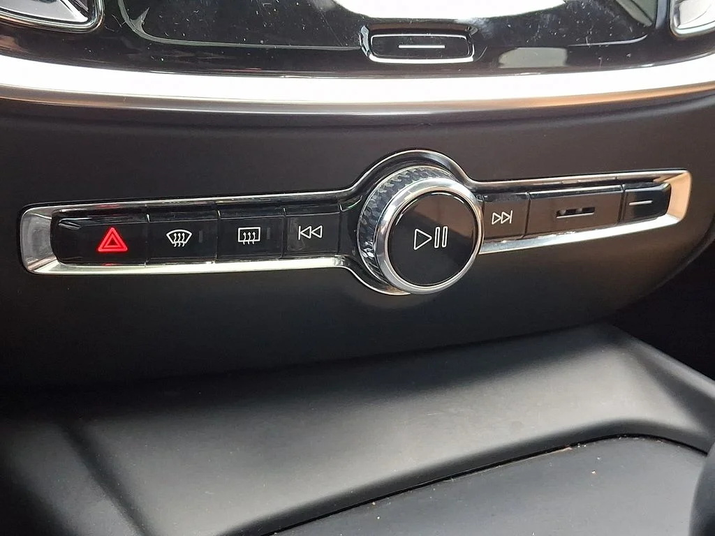 Used 2020 White Volvo T5 image 17