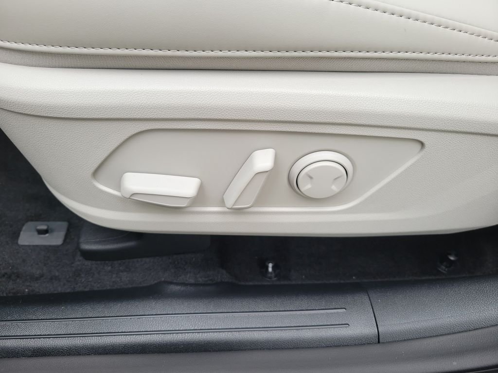 New 2026 Snow White Pearl Kia EX image 24