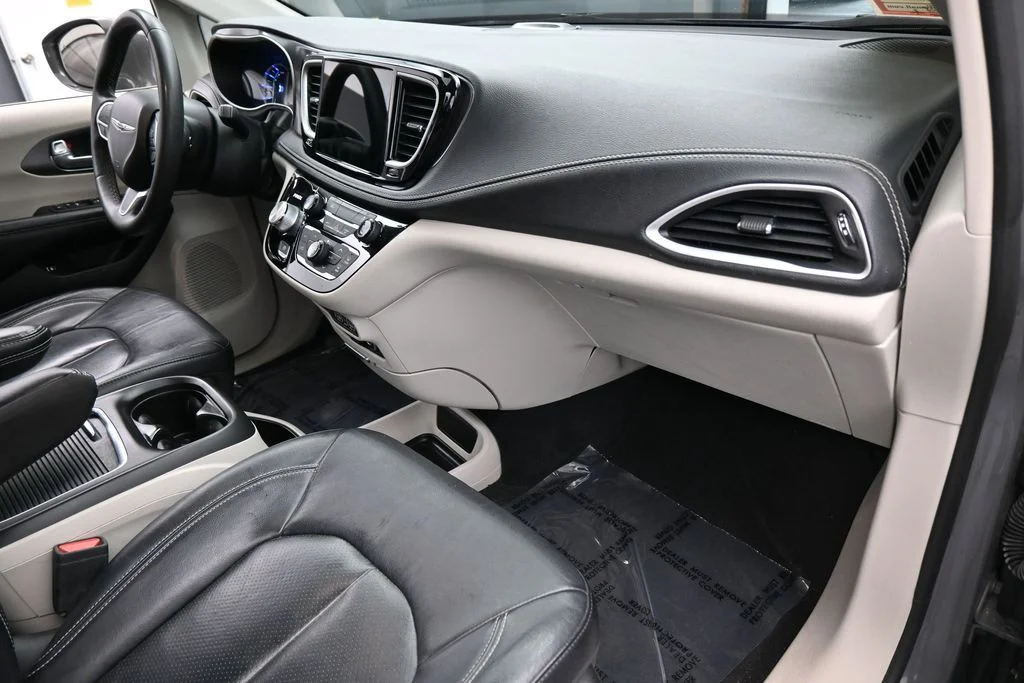 Used 2022 Ceramic Gray Clearcoat Chrysler Touring L image 48