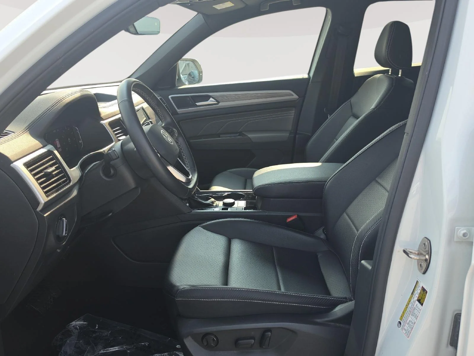 Used 2023 White Volkswagen 2.0T SE w/Technology image 4