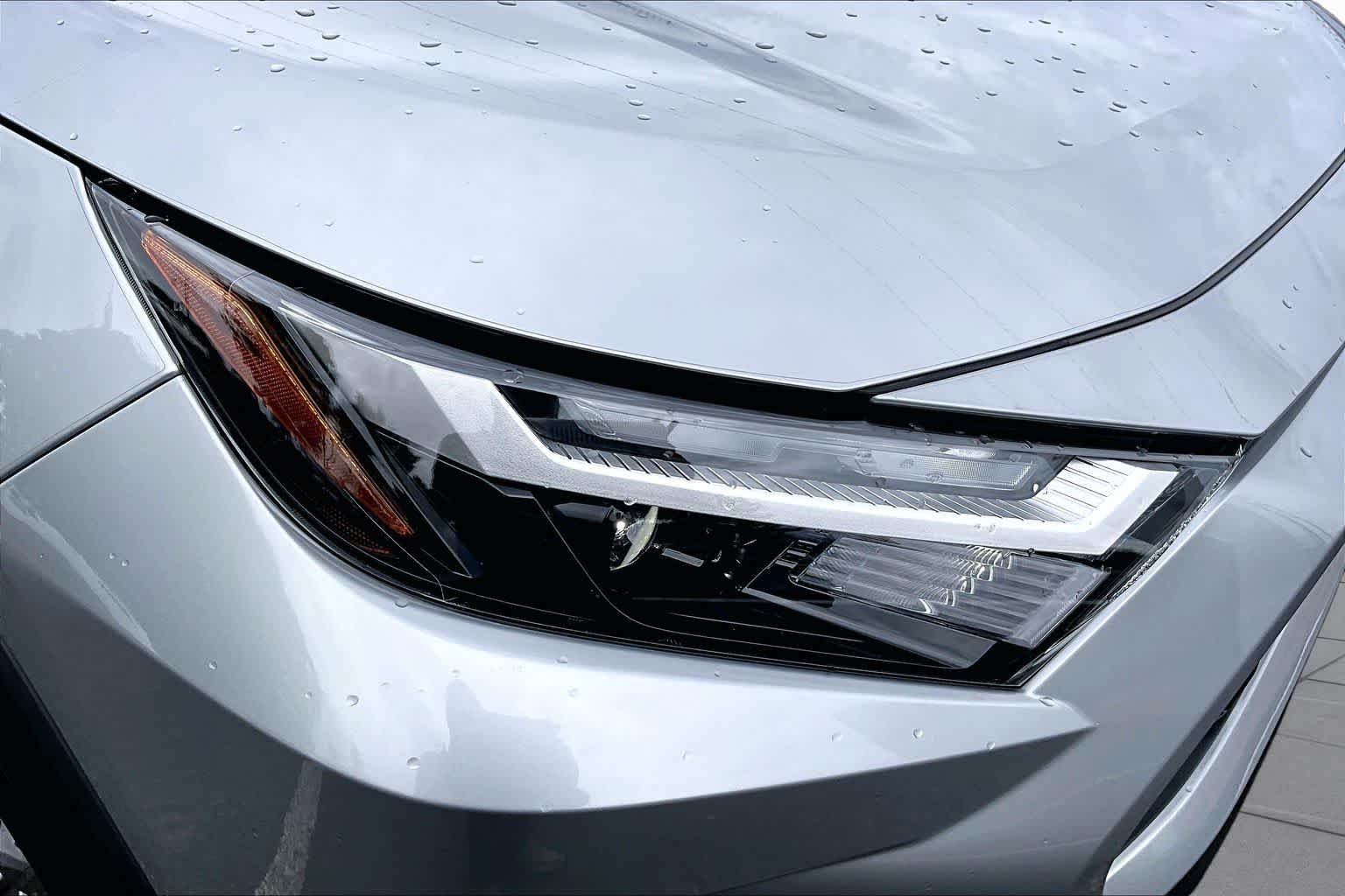 Used 2025 Silver Sky Metallic Toyota XLE image 24