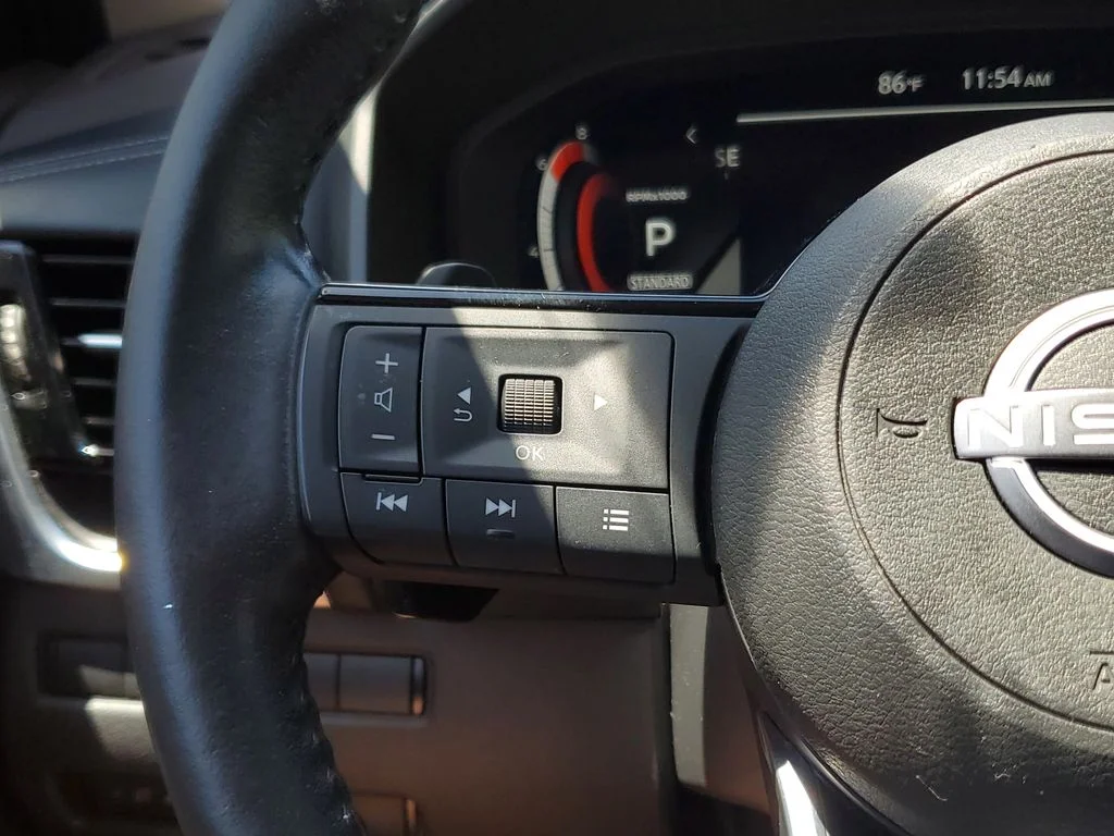 Used 2023 White Nissan Platinum image 25