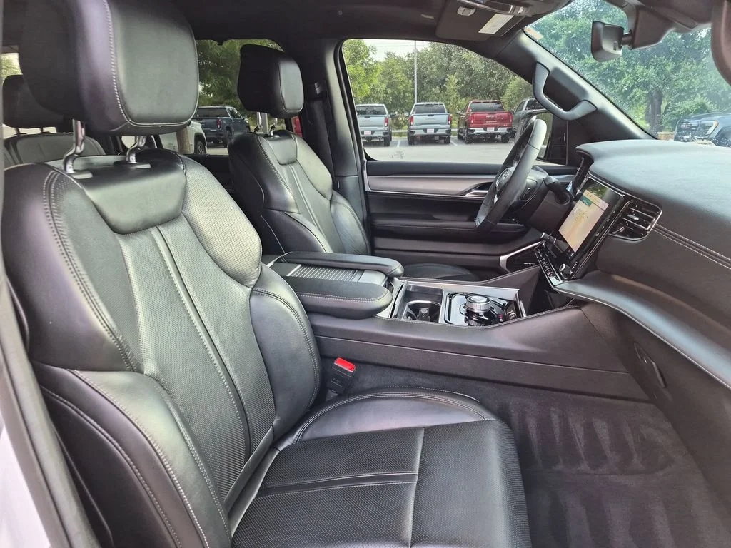 Used 2023 White Jeep Base image 39