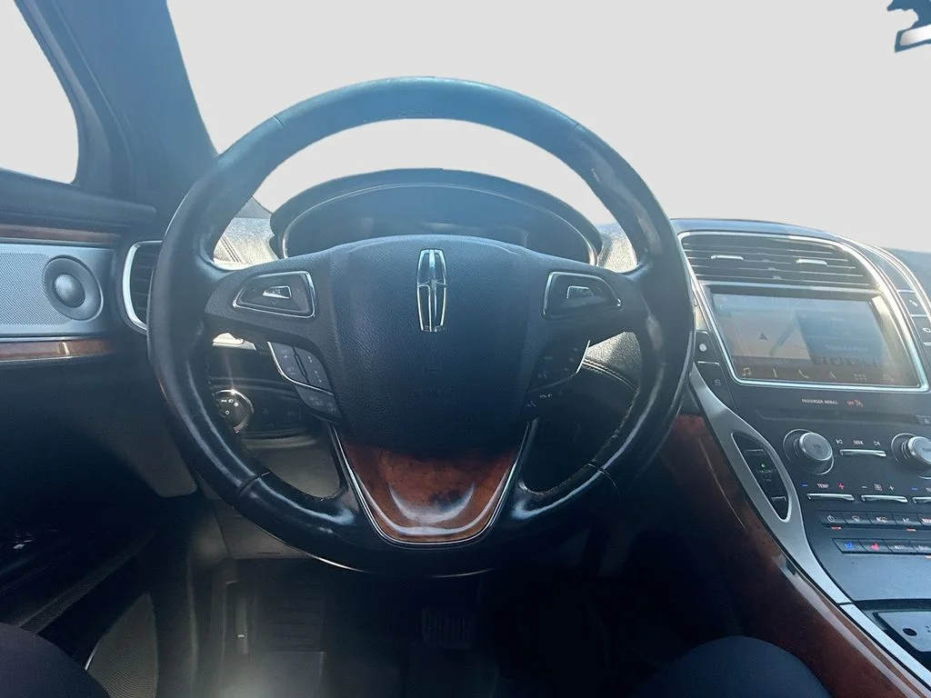 Used 2018 Black Lincoln Reserve image 12