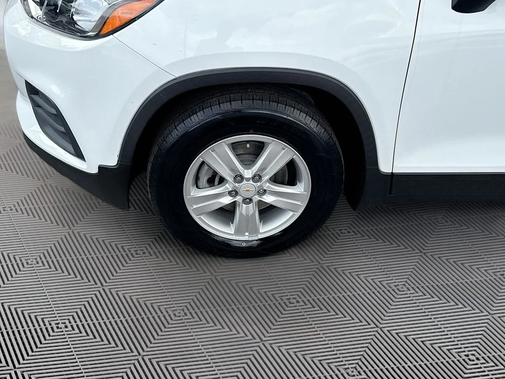 Used 2020 White Chevrolet LS image 34
