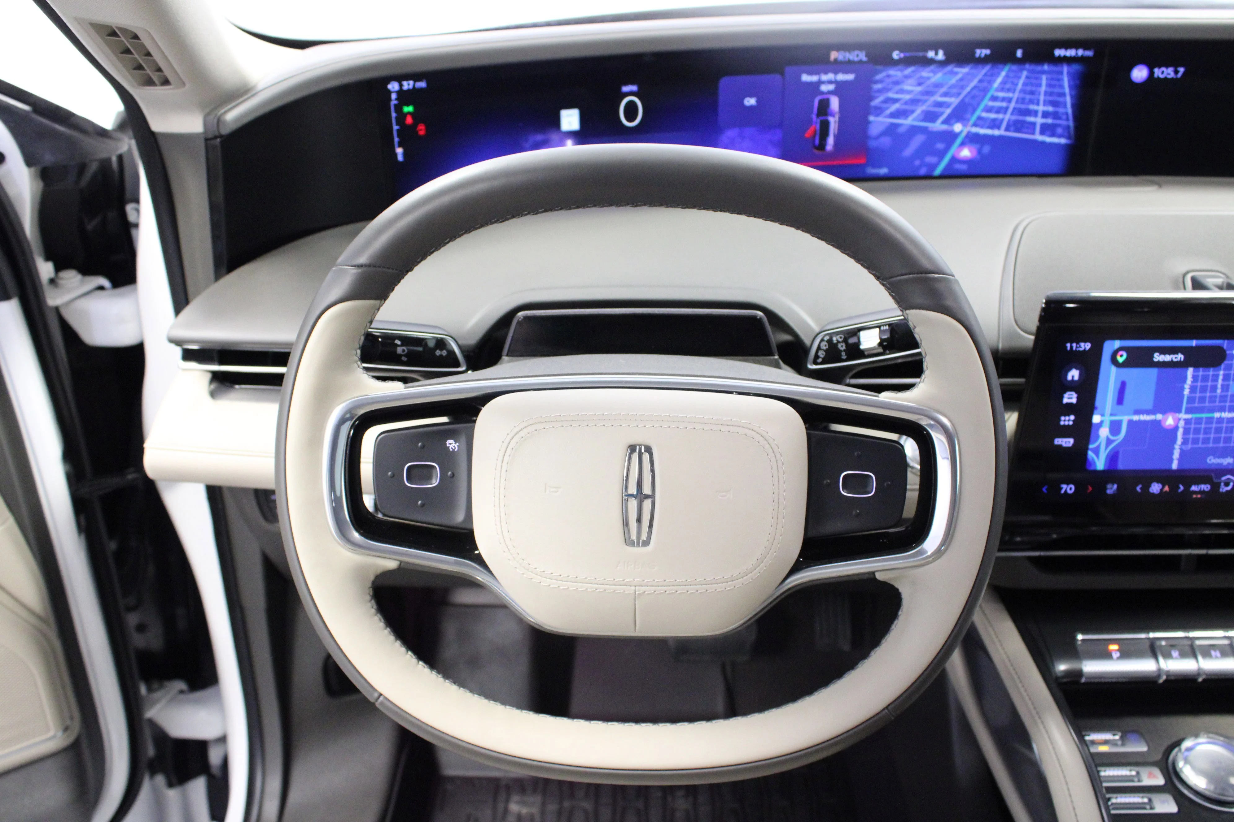 Used 2025 White Platinum Clearcoat Metallic Lincoln Premiere image 17