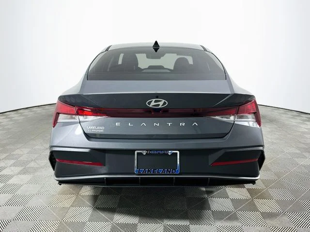 New 2026 Hyundai ELANTRA SE