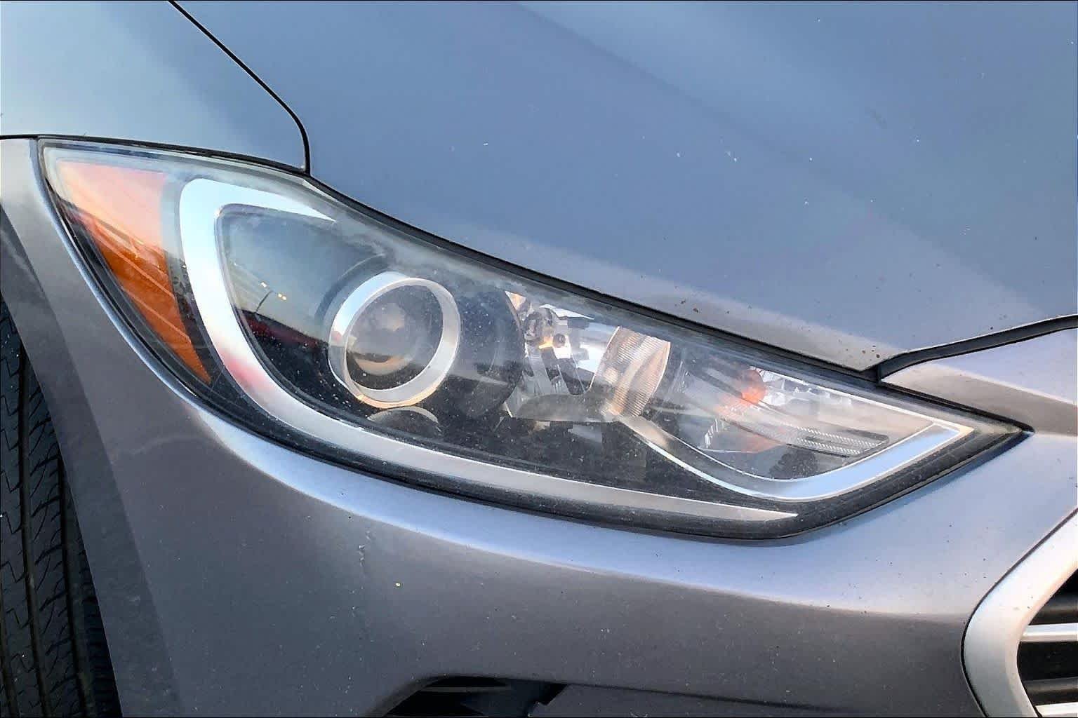 Used 2018 Machine Gray Hyundai SE image 25