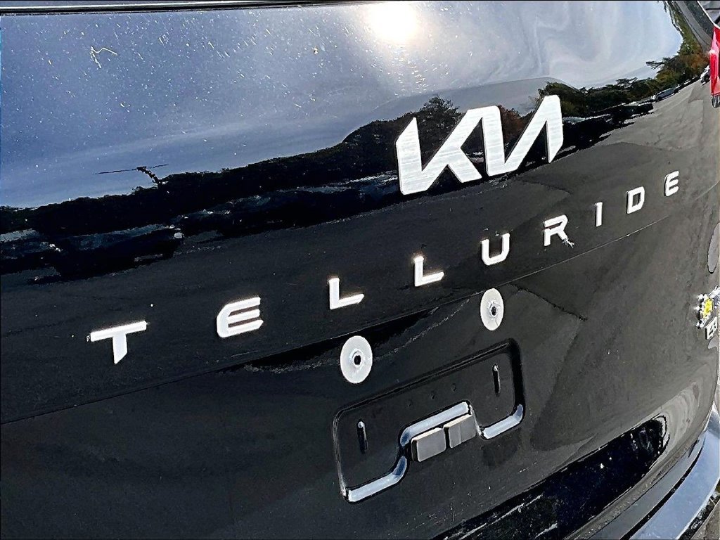 Used 2025 Black Kia S image 28