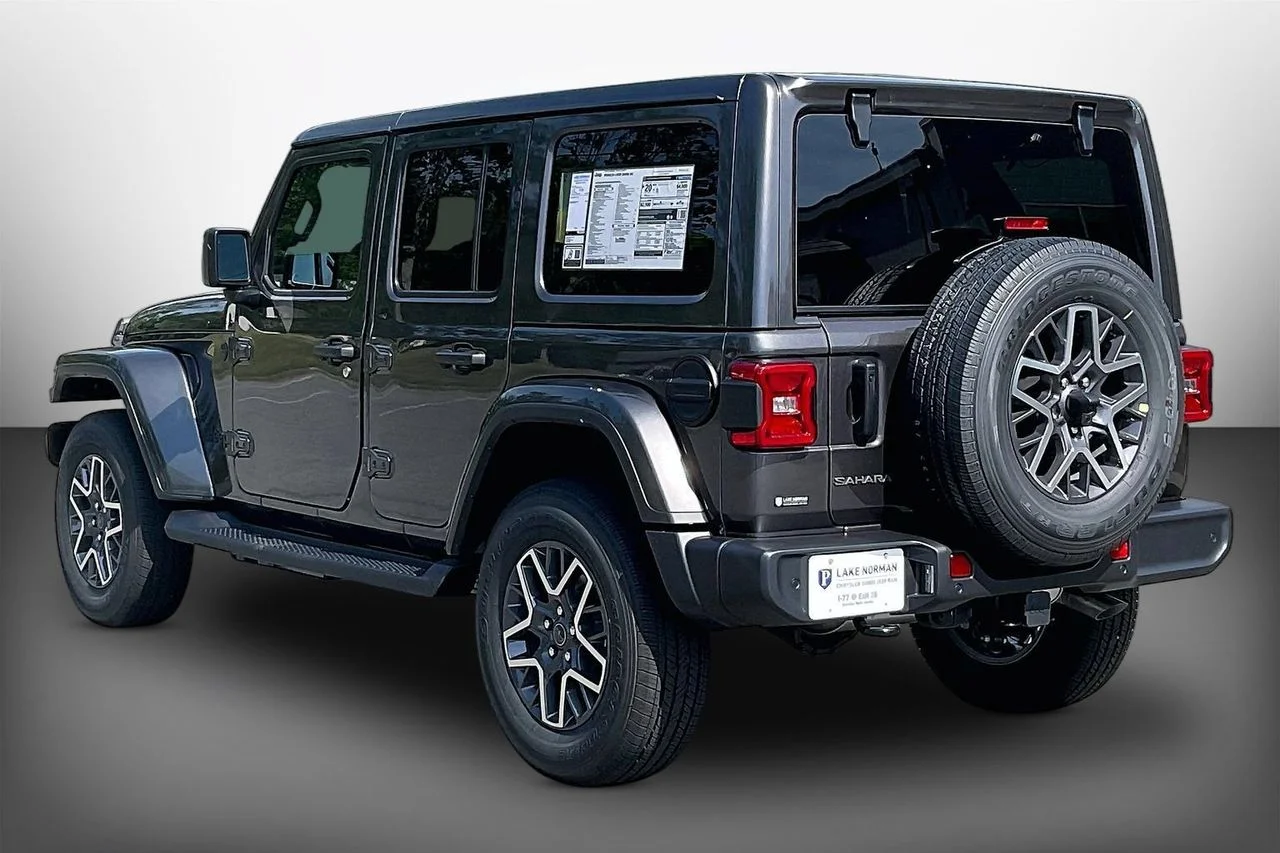 New 2026 Granite Crystal Metallic Clear-Coat Exterior Paint Jeep Sahara image 6