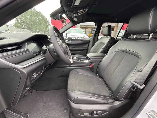 New 2025 Bright White Clear-Coat Exterior Paint Jeep Altitude X image 13
