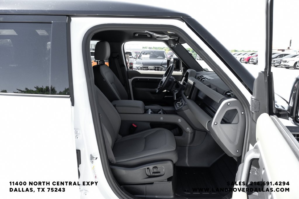 Used 2025 White Land Rover X-Dynamic SE image 42