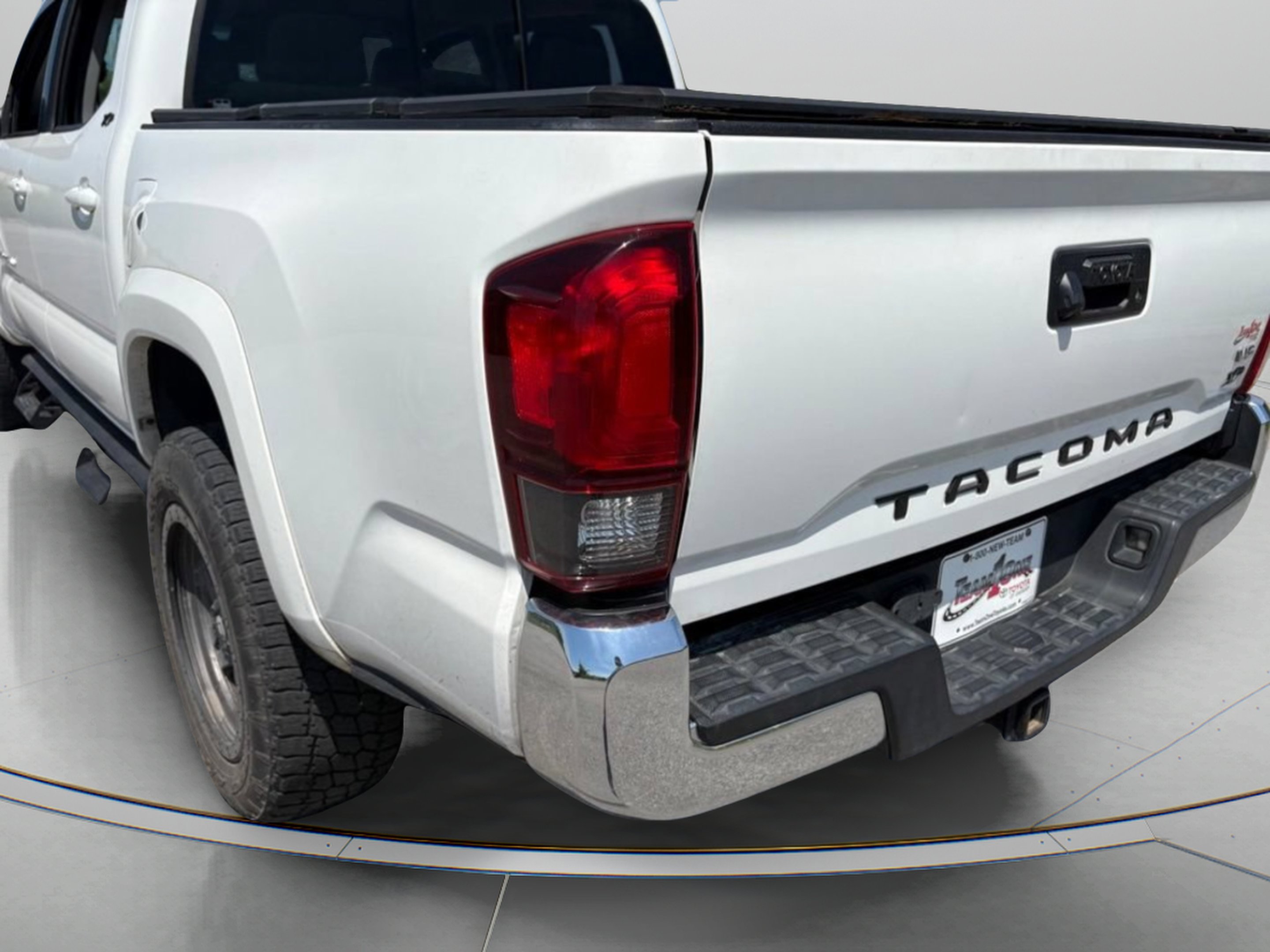 Used 2018 Super White Toyota SR5 image 8