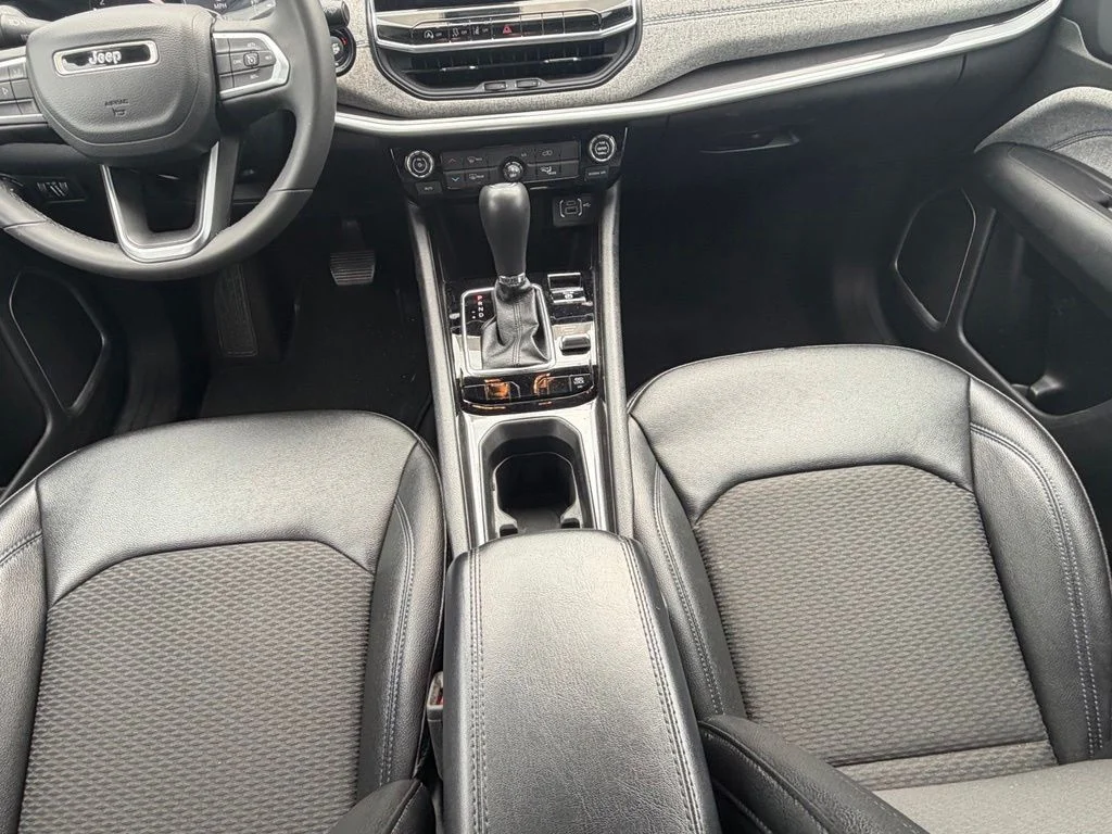 Used 2024 White Jeep Latitude image 11
