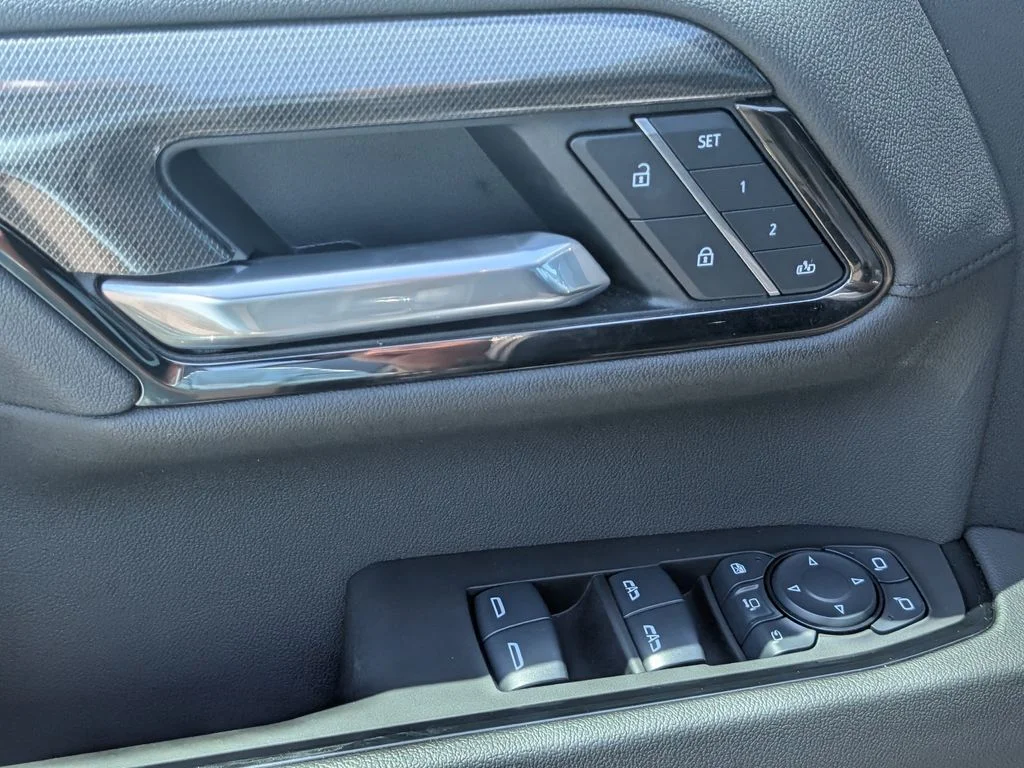 Used 2025 Silver GMC AT4 image 24