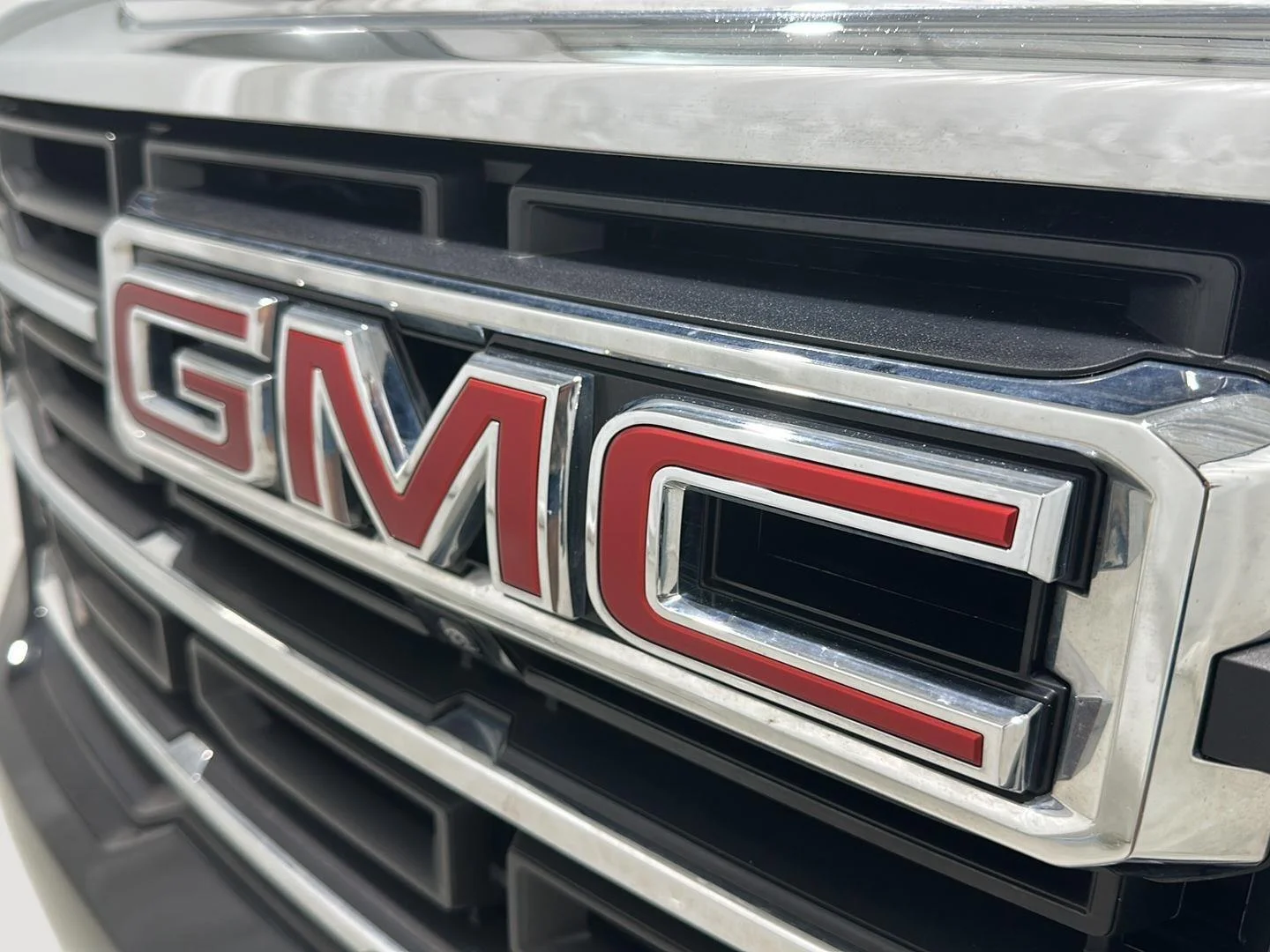 Used 2025 Ebony Twilight Metallic GMC Elevation image 28