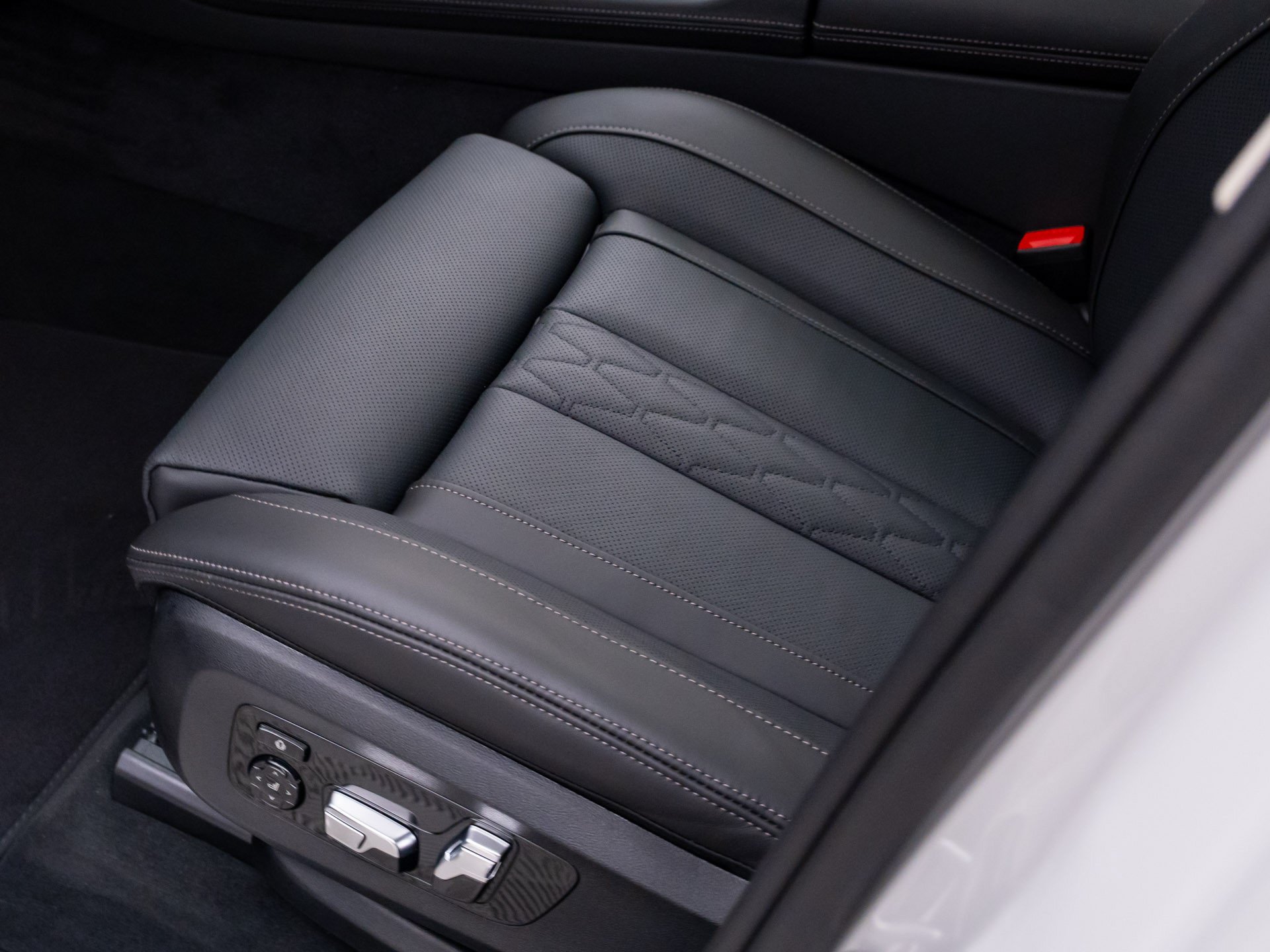 New 2026 Mineral White Metallic BMW xDrive40i image 15