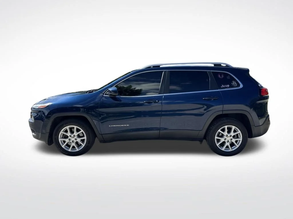 Used 2018 Patriot Blue Pearlcoat Jeep Latitude image 8