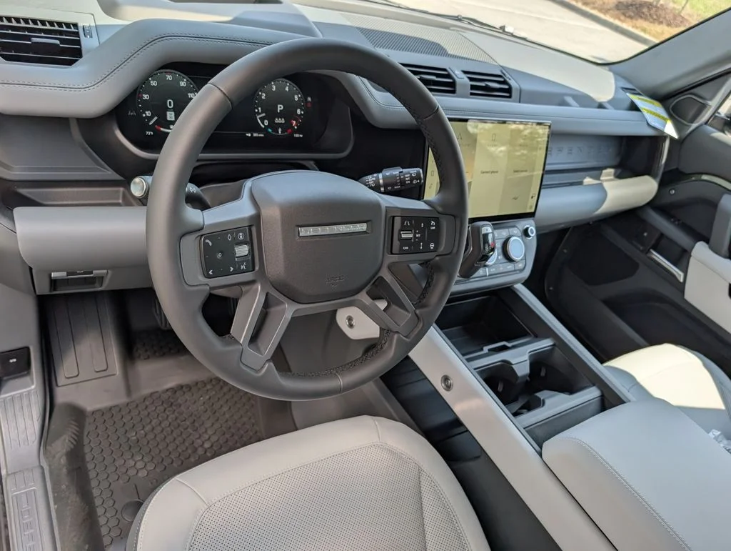 New 2026 Woolstone Green Land Rover X-Dynamic SE image 4