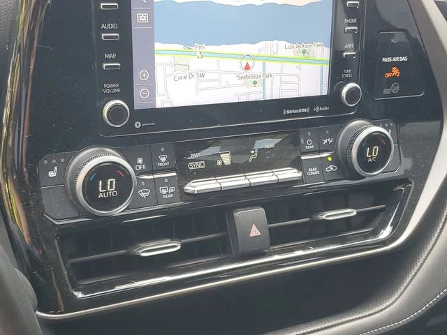 Used 2020  Toyota XLE image 17