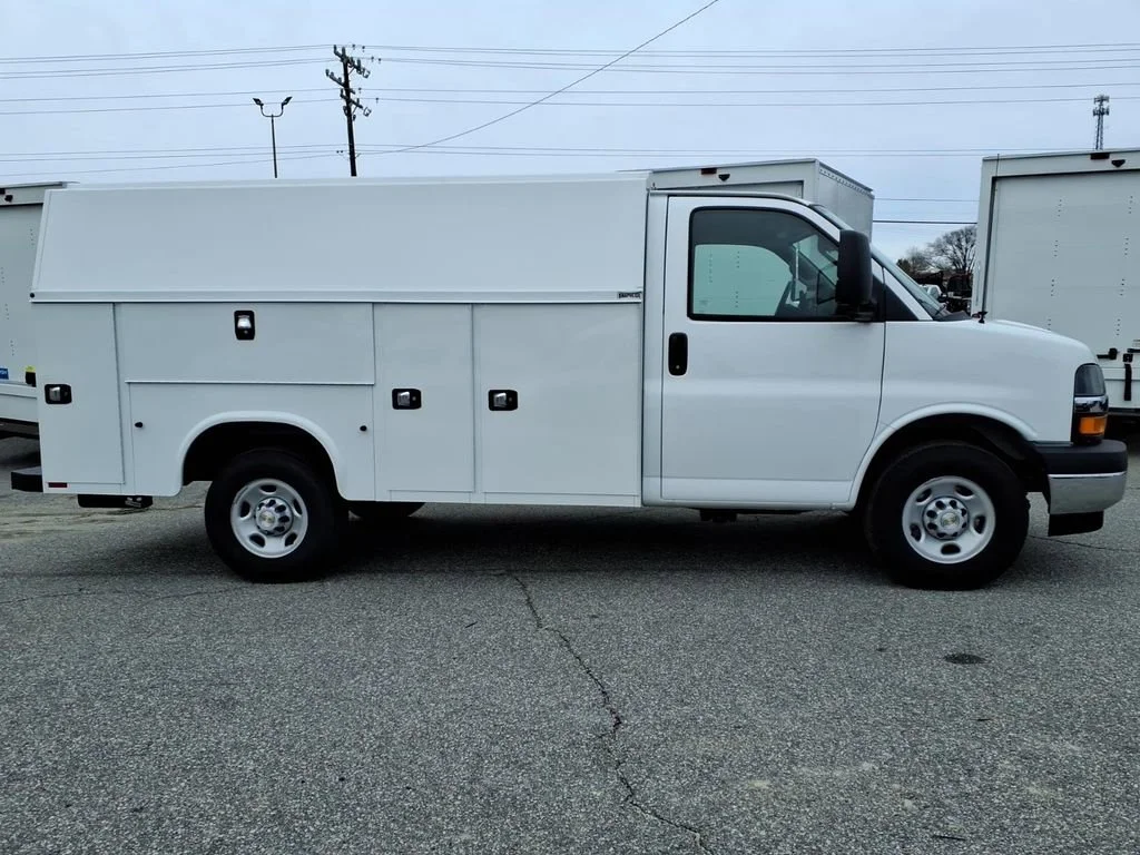 New 2025 Summit White Chevrolet 1WT image 3