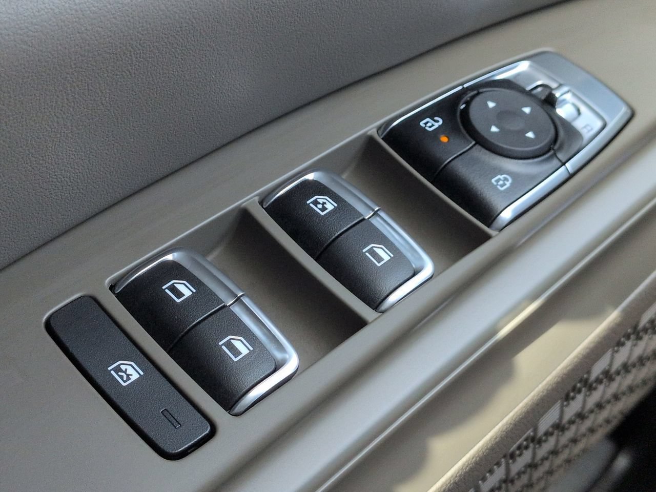 New 2027 Snow White Pearl Kia LX image 26